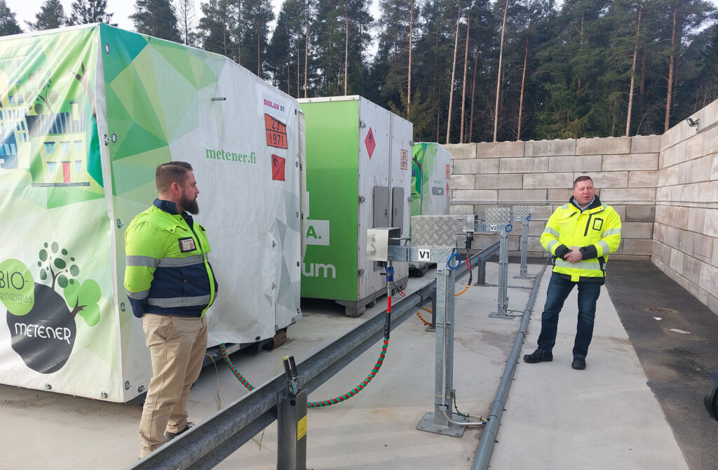 Biolan Groupin toimitusjohtaja Jussi Kariniemi ja tuotantojohtaja Marko Lähde biokaasuasemalla käyttöönottopäivänä 12.3.2025