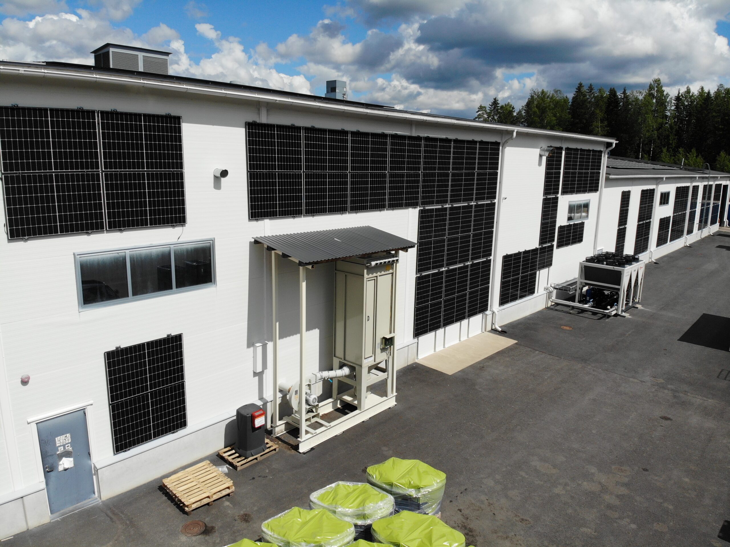 Favoritin aurinkovoimalan seinäasennus